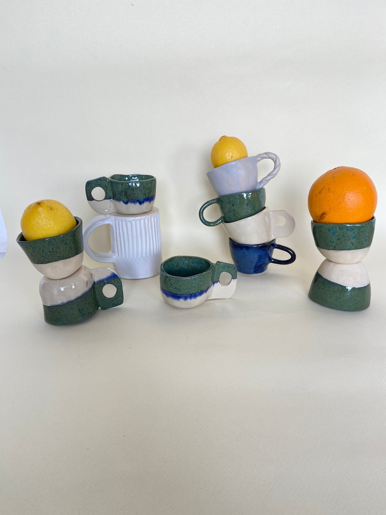 Ensemble de tasses en céramique réalisées par Florine est Micheline en poteire dans le cadre de ses cours