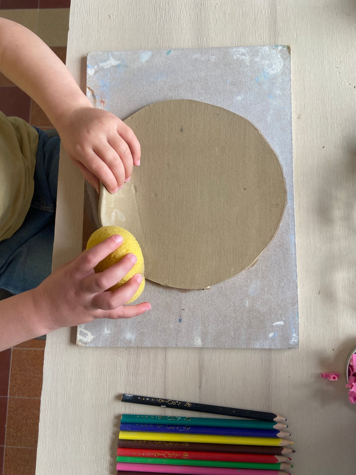 Nettoyage d'une assiette lors d'un cours de poterie à l'aide d'une éponge