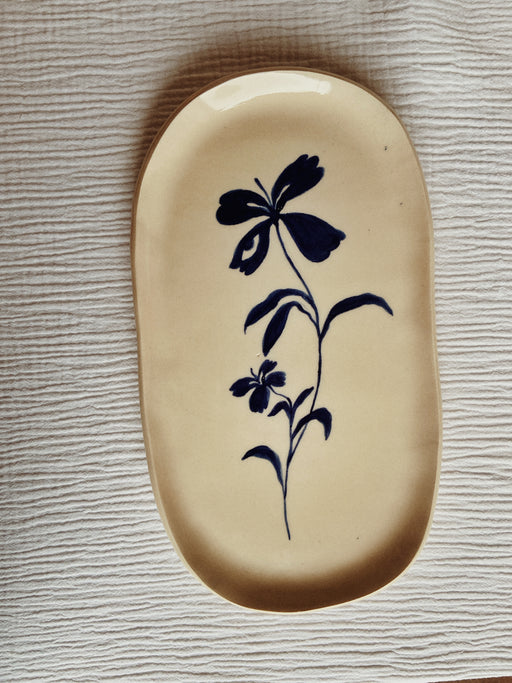 Plat de service en céramique représentant une fleur