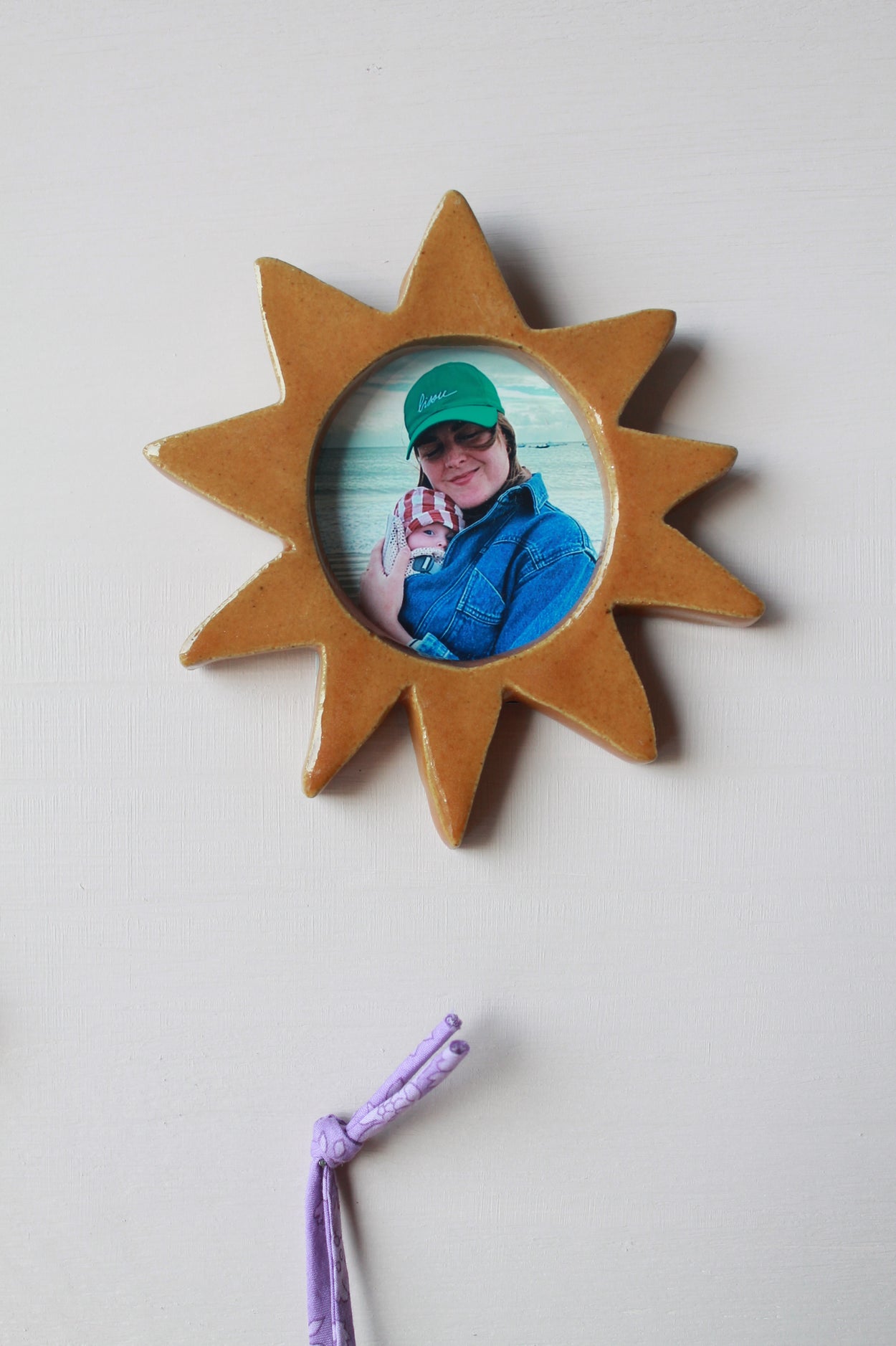 Cadre photo soleil orange contenant une photo