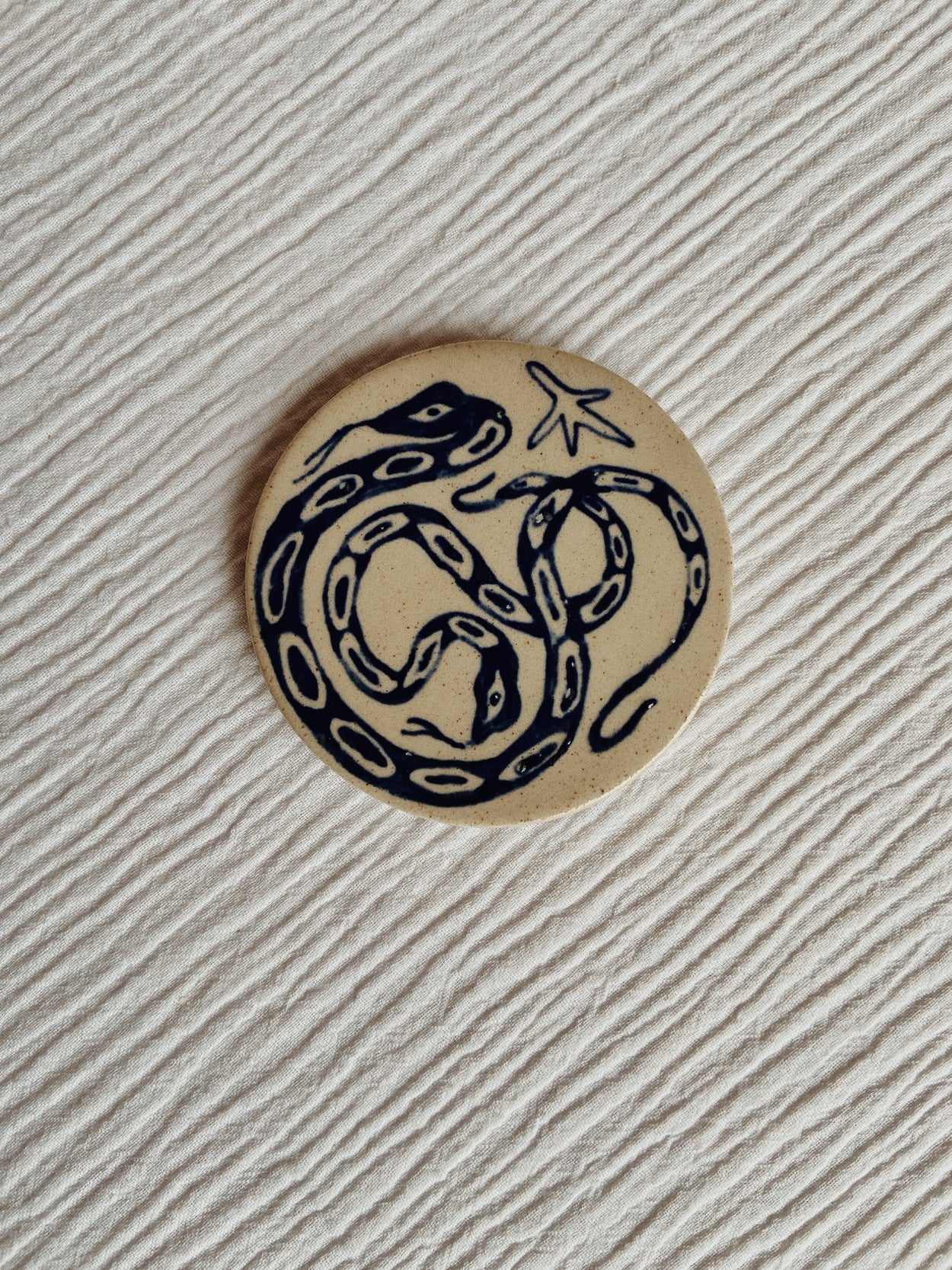 cadre décoratif à suspendre avec dessin d'un serpent