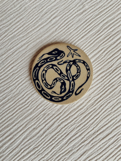 cadre décoratif à suspendre avec dessin d'un serpent