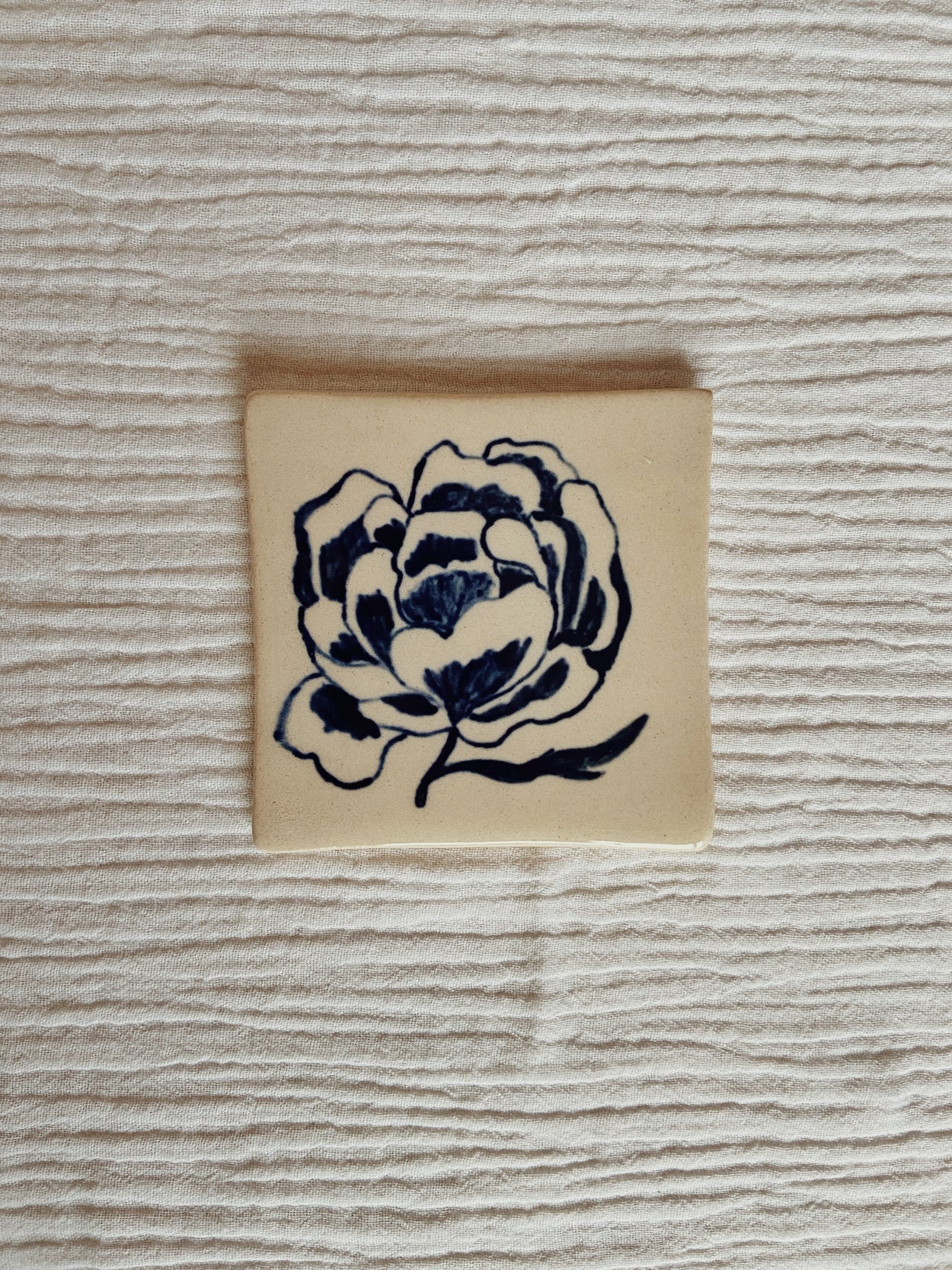 carreau décoratif en céramique représentant une fleur
