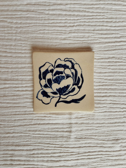 carreau décoratif en céramique représentant une fleur
