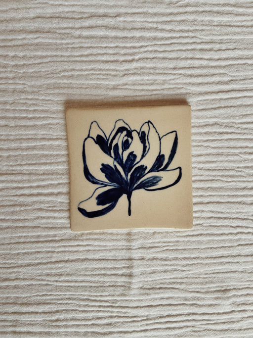 carreau décoratif en céramique représentant une fleur