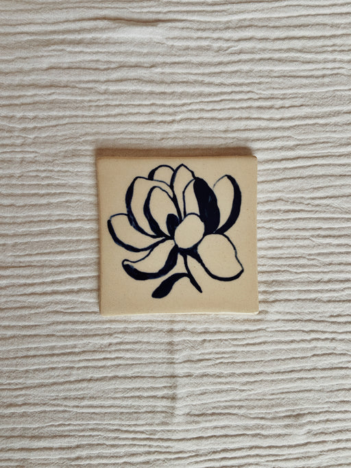 carreau décoratif en céramique représentant une fleur
