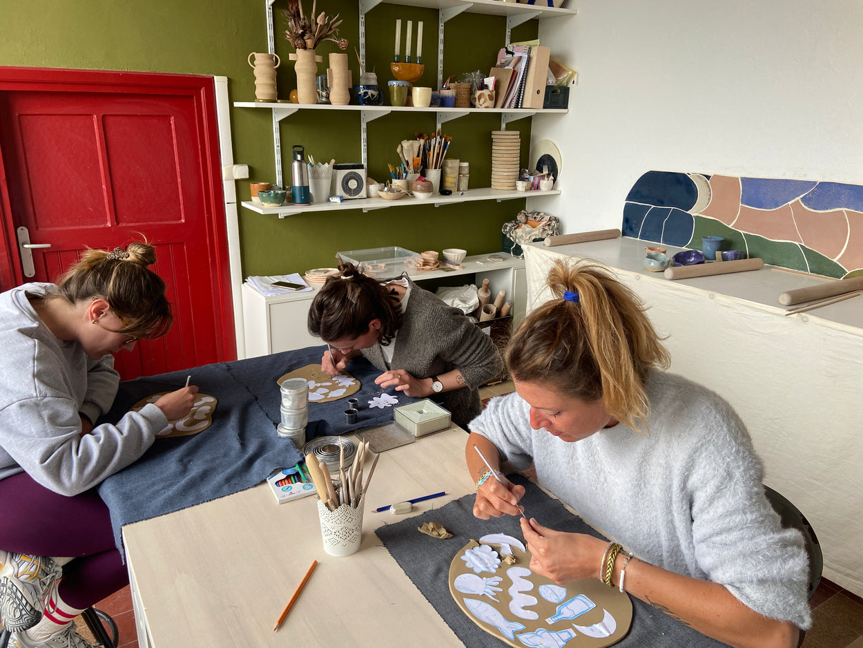 3 personnes faisant l'atelier decoration en ceramique de Florine est Micheline à Lille