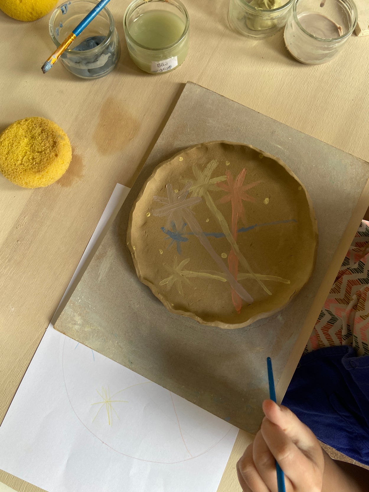 Création et decoration d'un plat à tarte au cours d'un atelier par Florine est Micheline