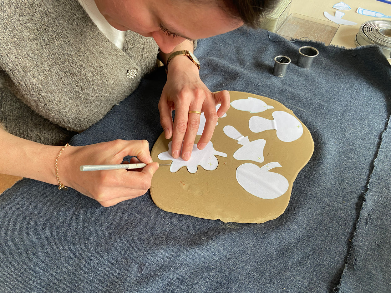 Découpe d'une plaque pour créer des objets lors d'un cours de poterie de Florine est Micheline