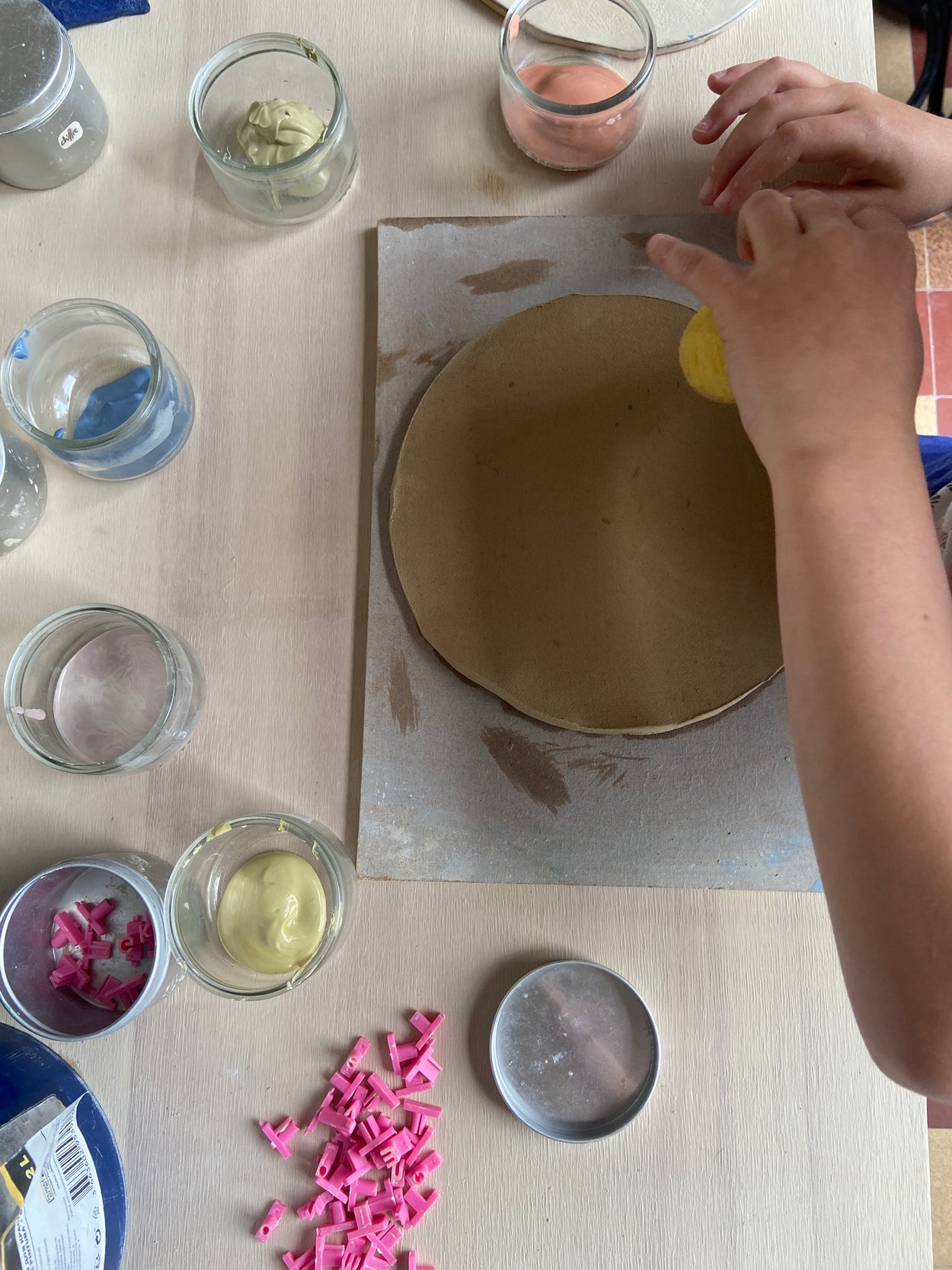 Emailage d'une assiette au cours d'un cours de poterie