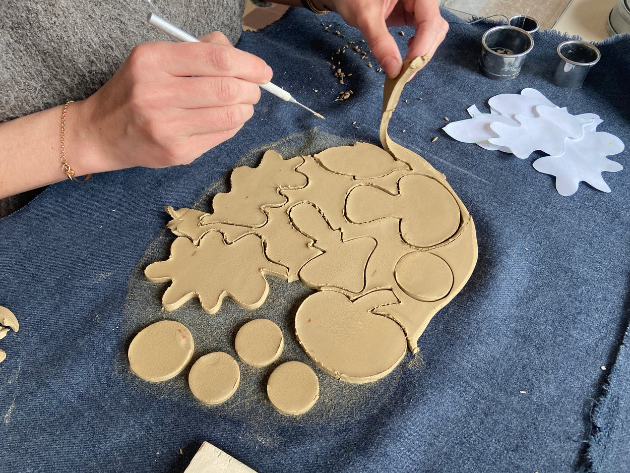 Empreinte de terre realise au cours d'un atelier de poterie par Florine est Micheline