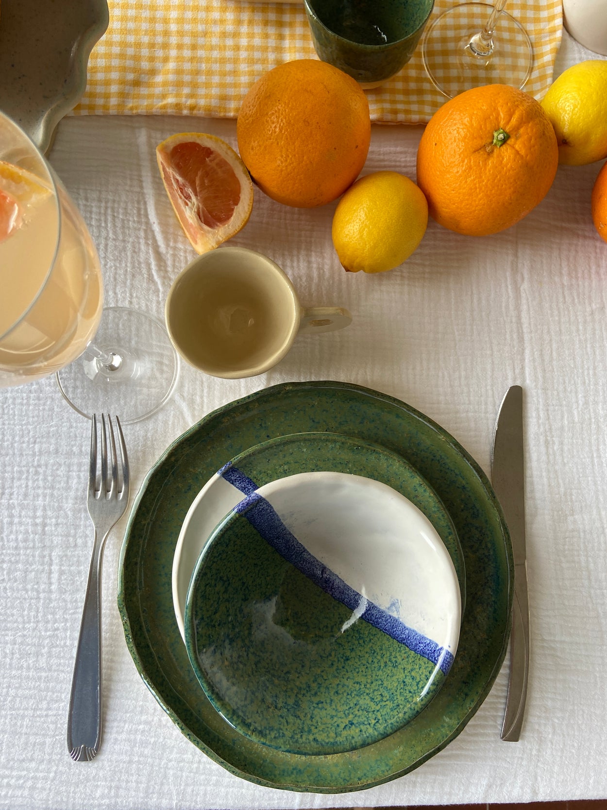 L'image montre un ensemble de 3 assiettes créer par Florine est Micheline. La technique de poterie utilisée est le modelage