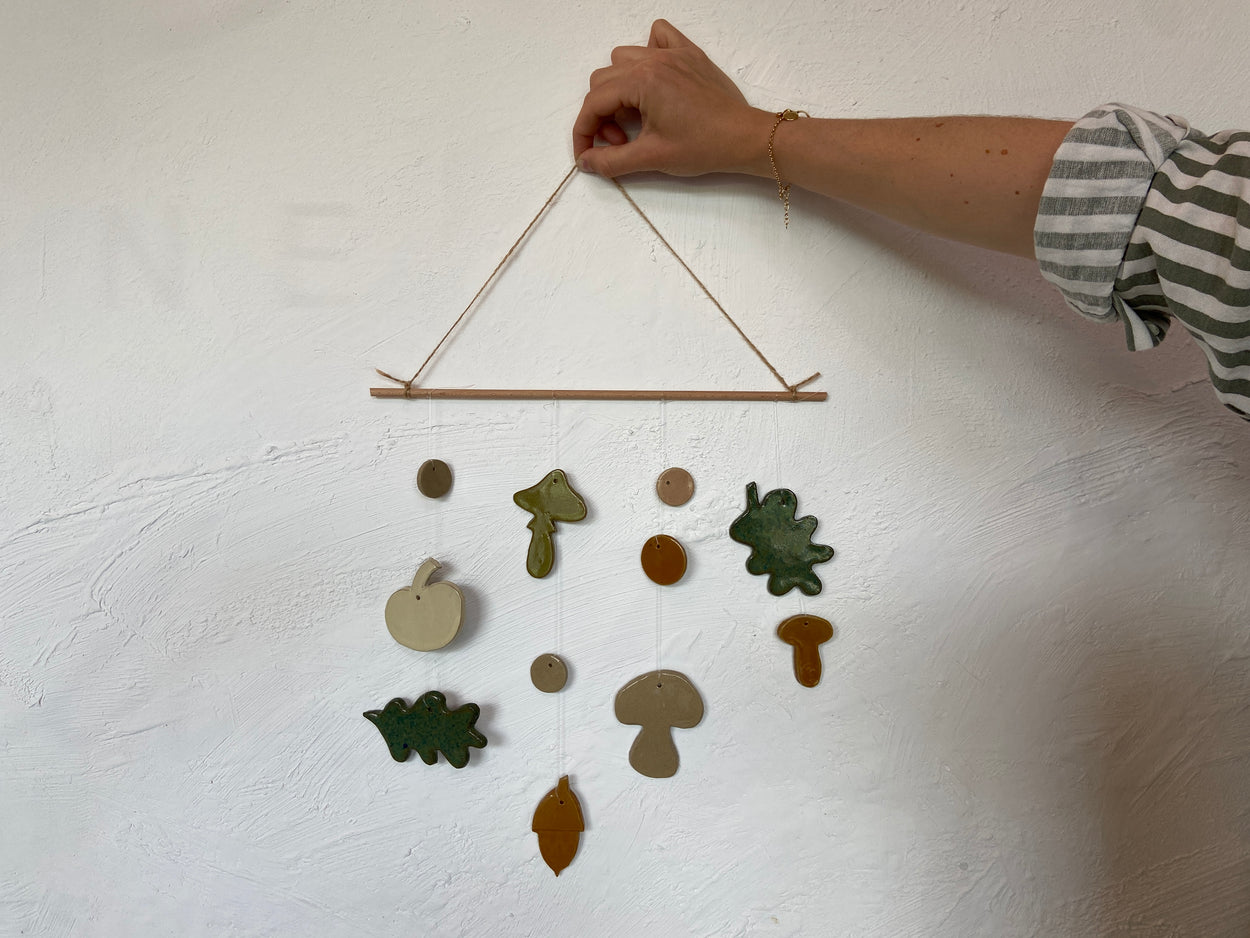 mobilier en ceramique réalisé au cours d'un atelier Florine est Micheline.
Les formes sont divers et variés come des champignons, des feuilles et des glands