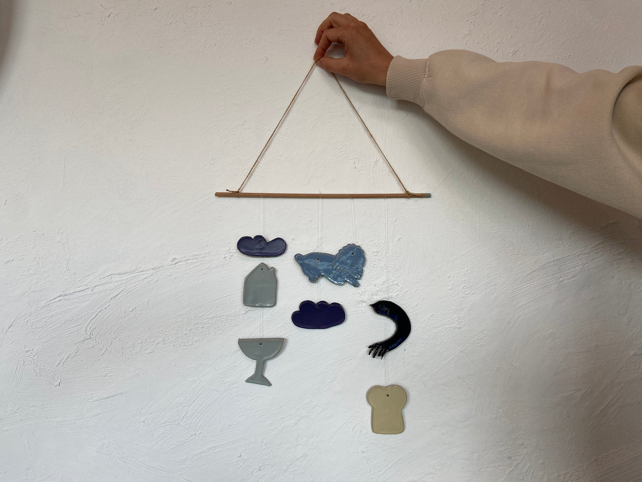 Mobilier en ceramique réalisé lors d'un atelier par Florine et Micheline.
Le ton des couleurs est plutôt bleuté et les formes abstraites