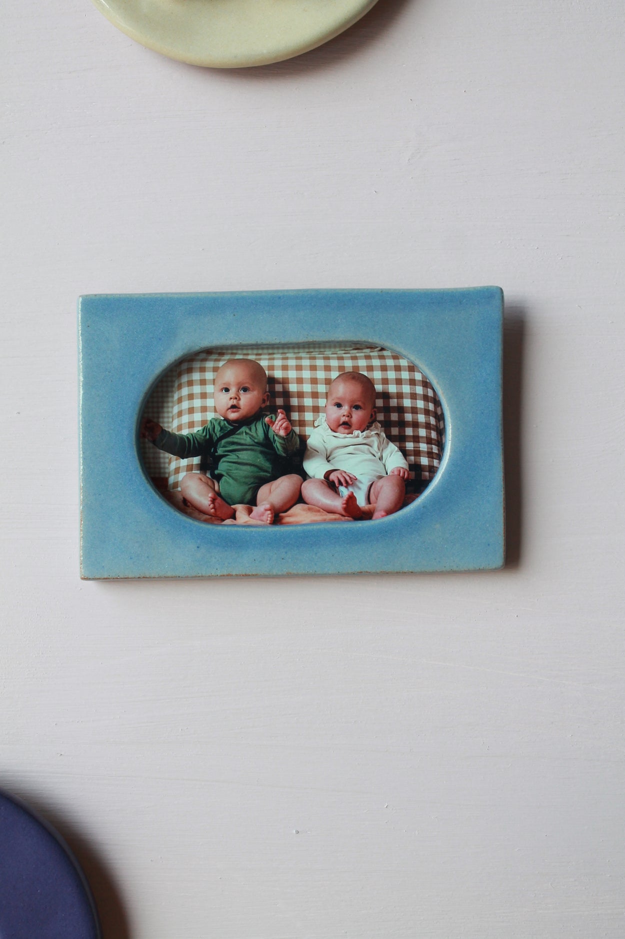 Petit cadre rectangulaire contenant une photo de bébés