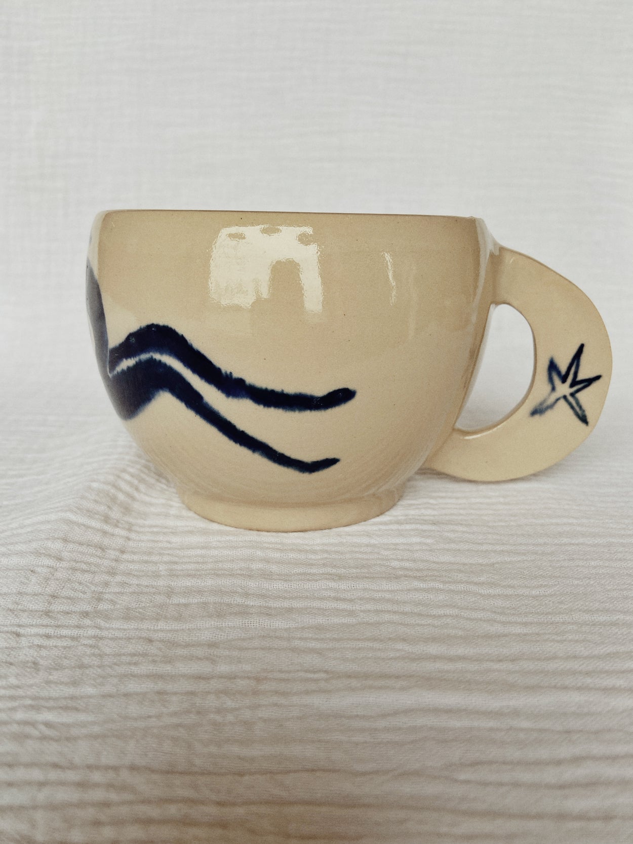tasse en céramique représentant une biche