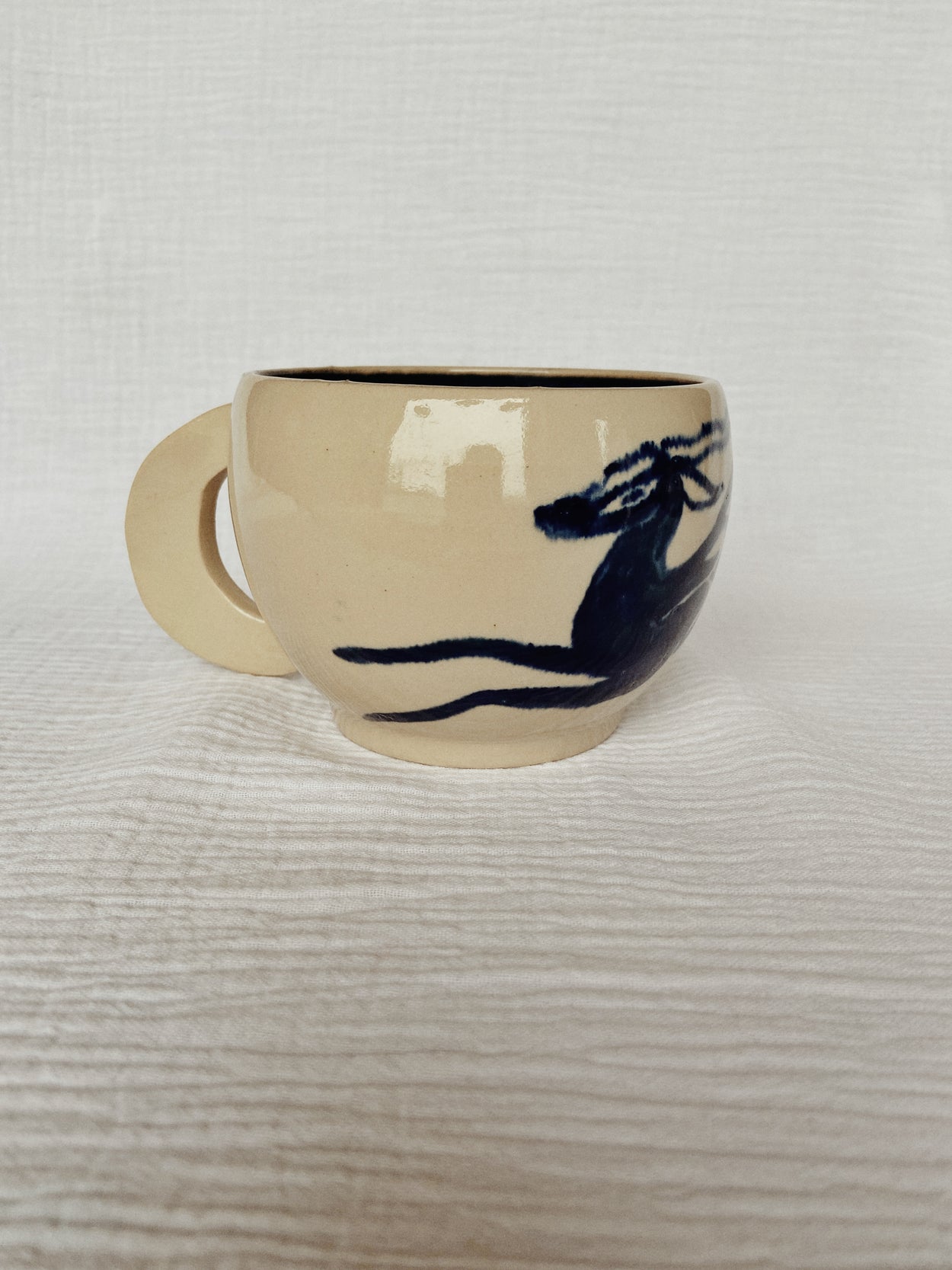 tasse en céramique représentant une biche