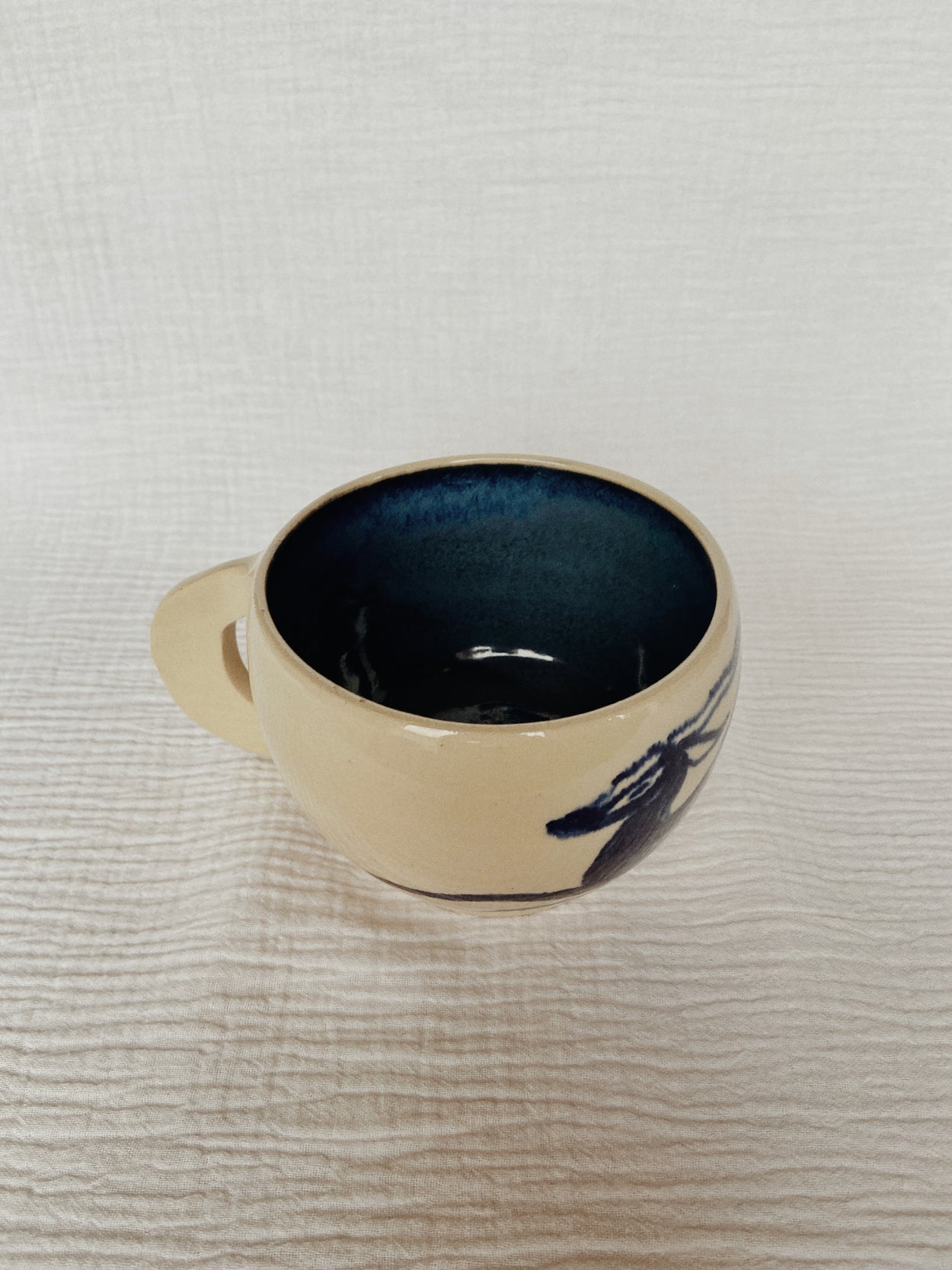 tasse en céramique représentant une biche