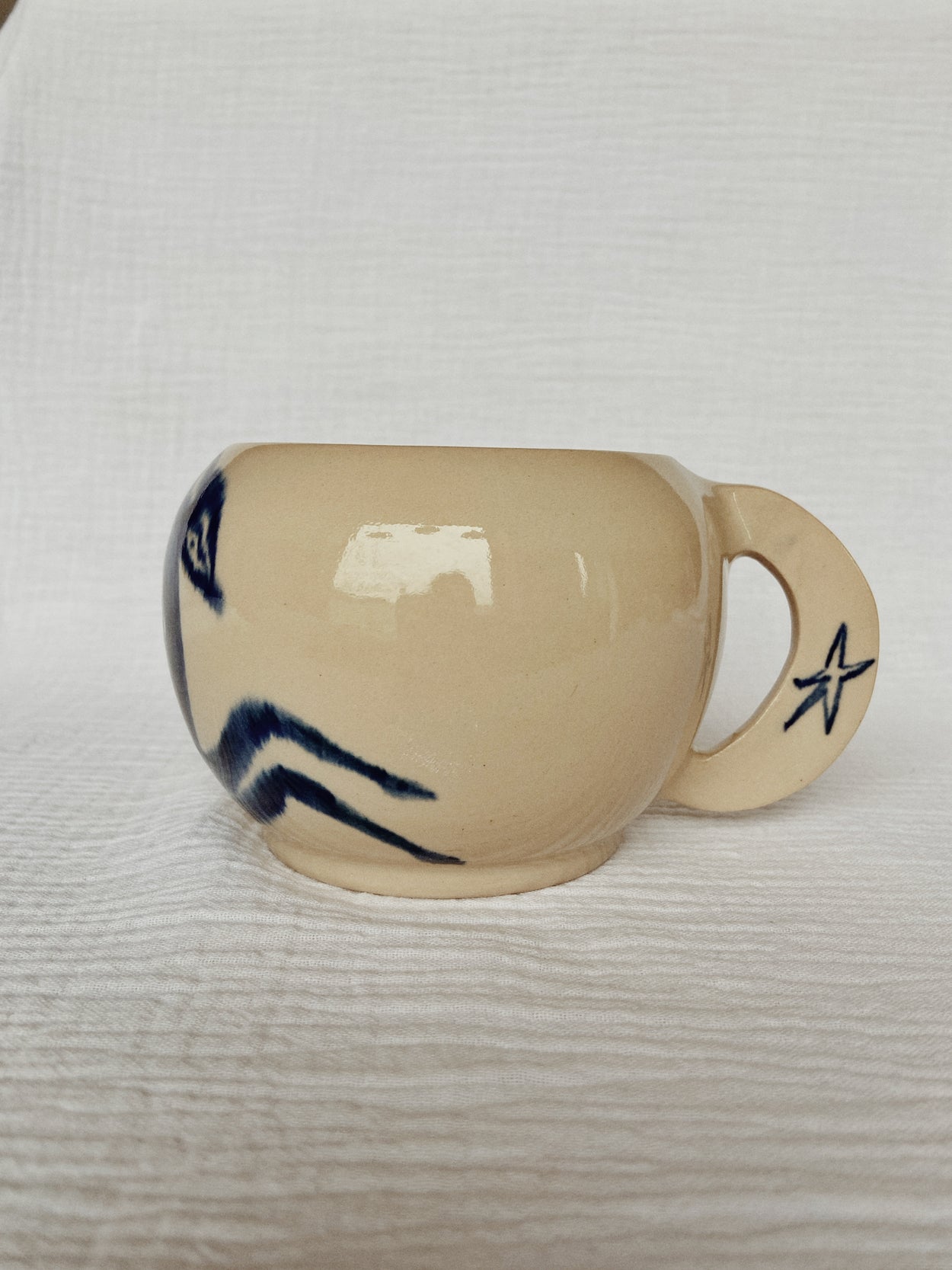 tasse en céramique représentant un faon