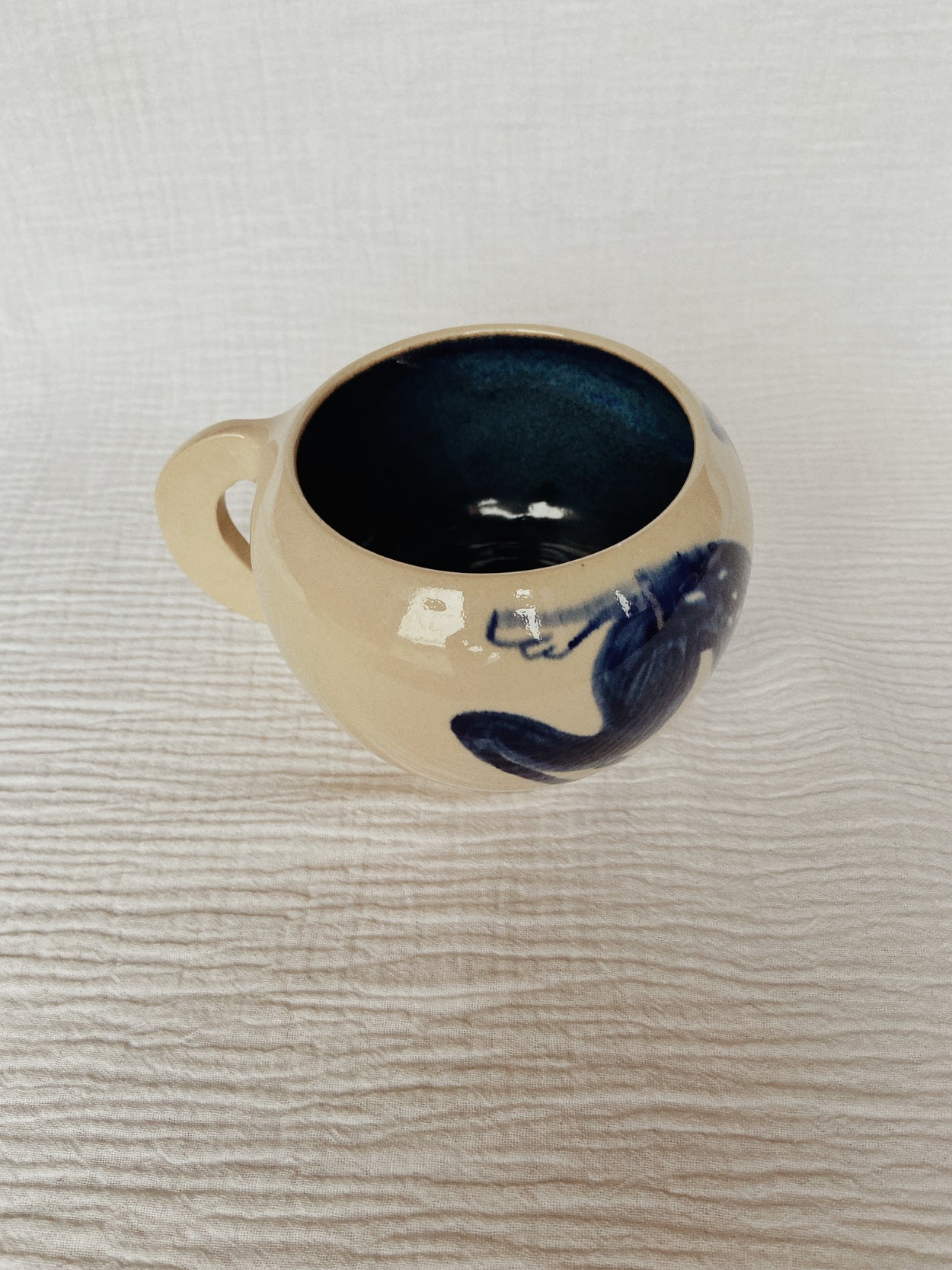 tasse en céramique représentant un faon