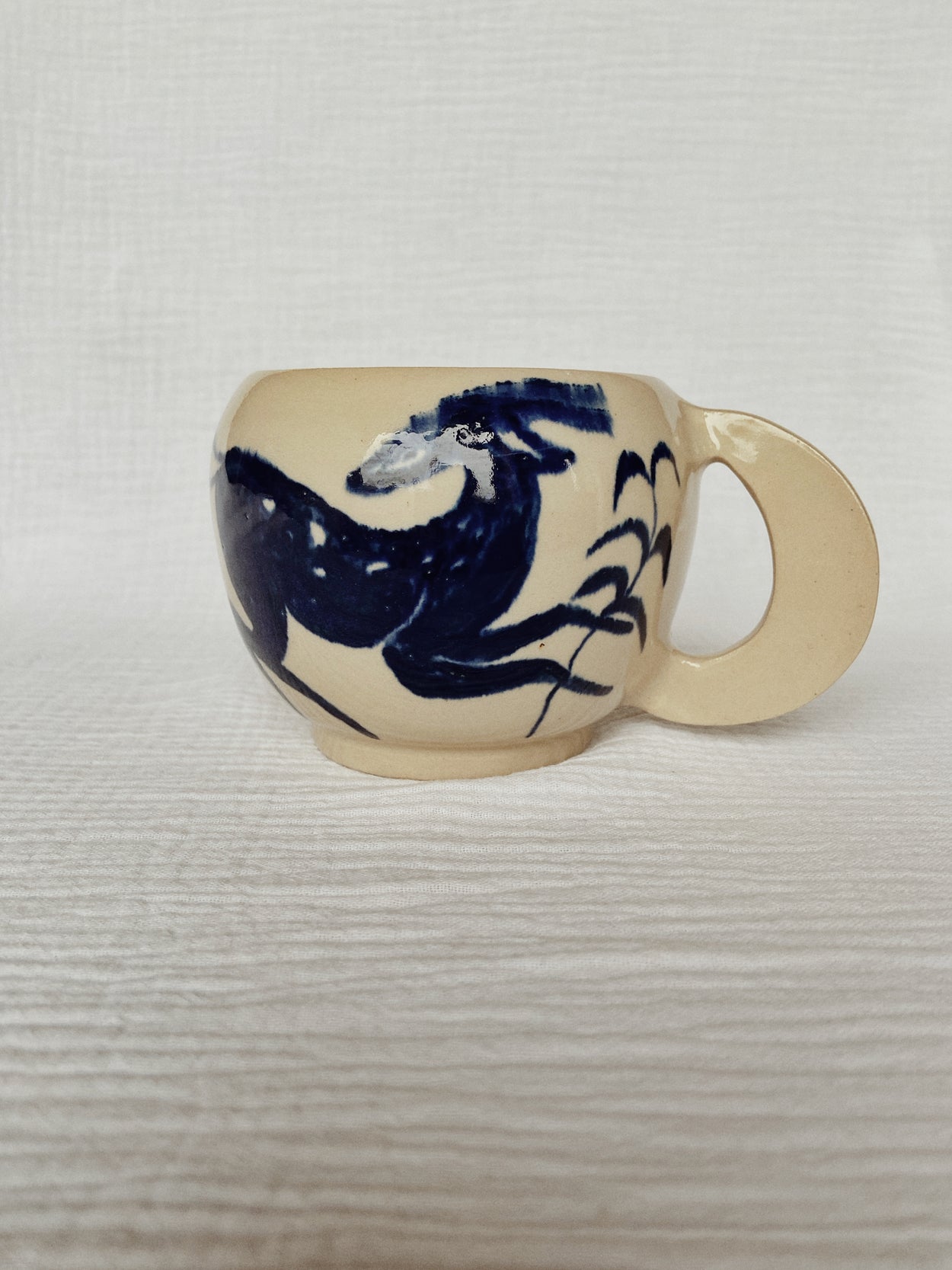 tasse en céramique représentant des biches