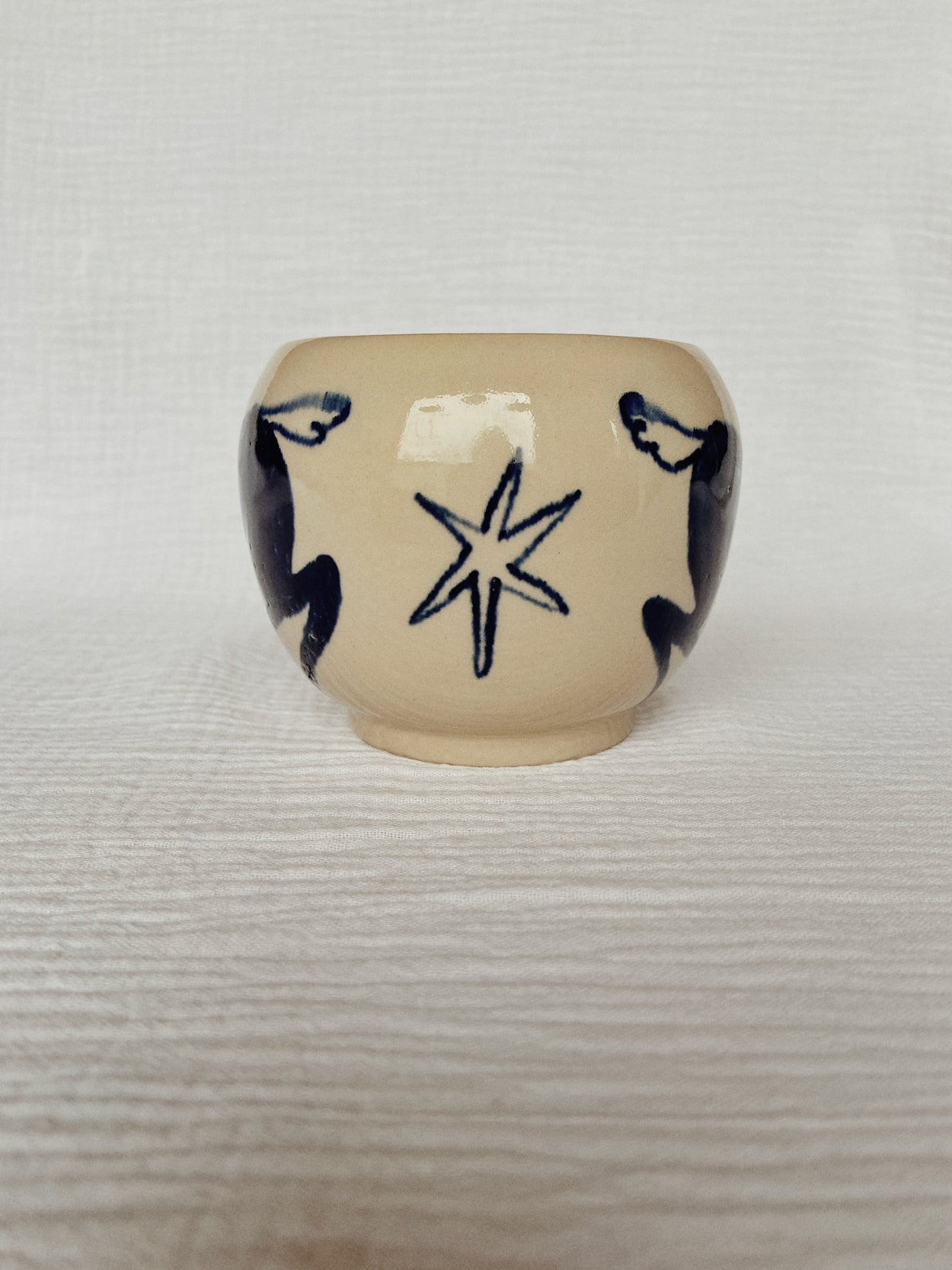tasse en céramique représentant des biches