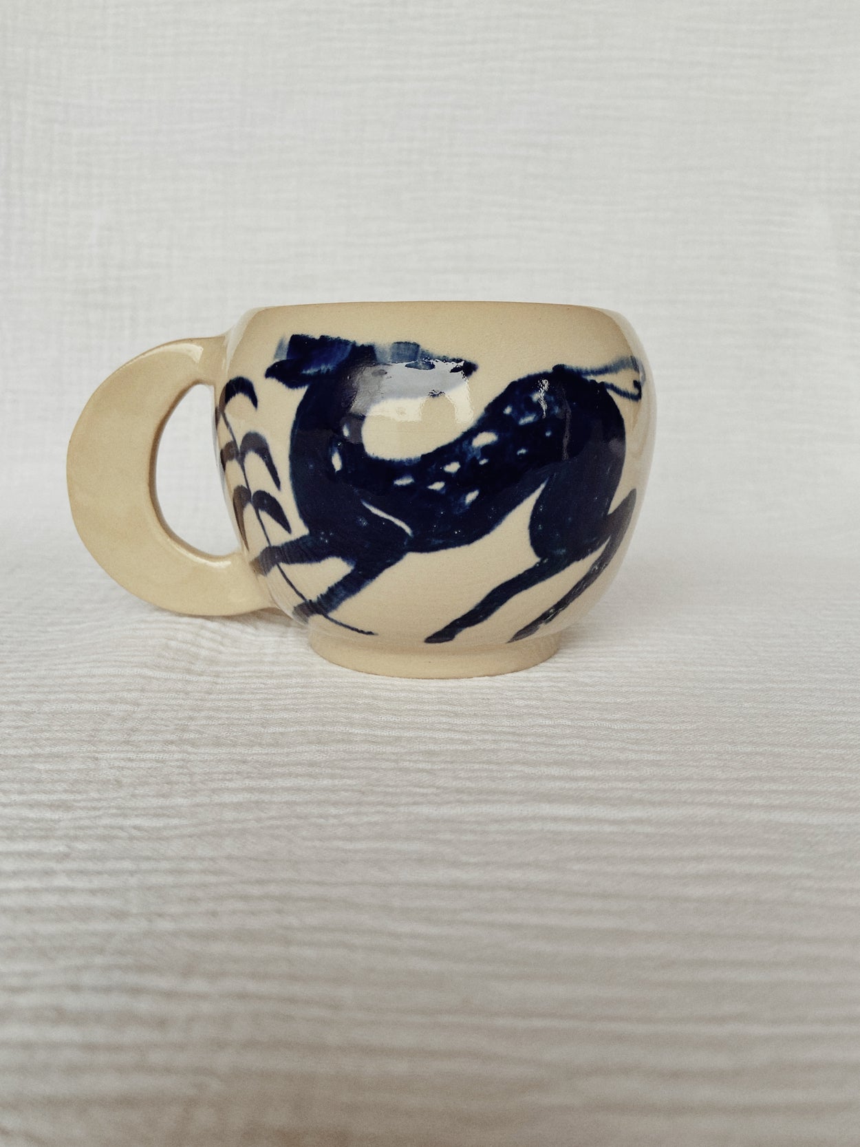 tasse en céramique représentant des biches