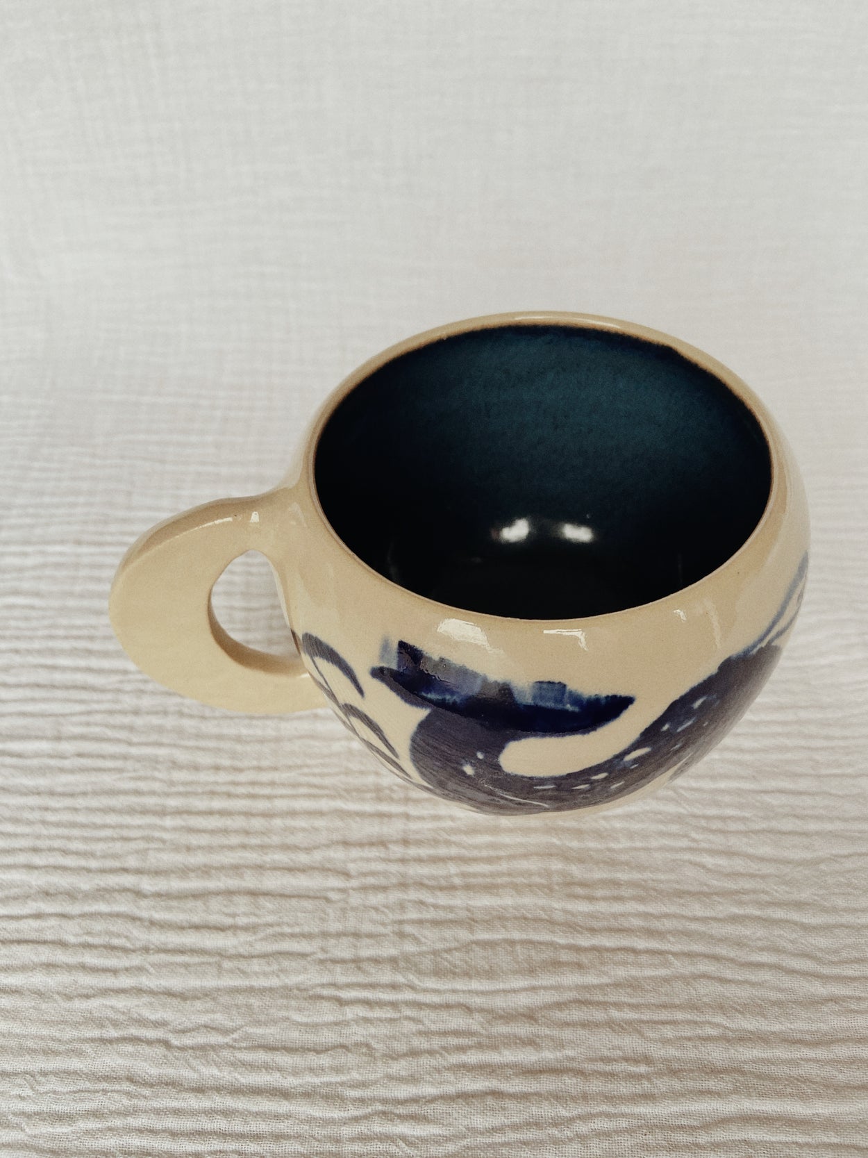 tasse en céramique représentant des biches