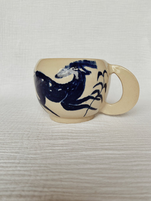 tasse en céramique représentant des biches