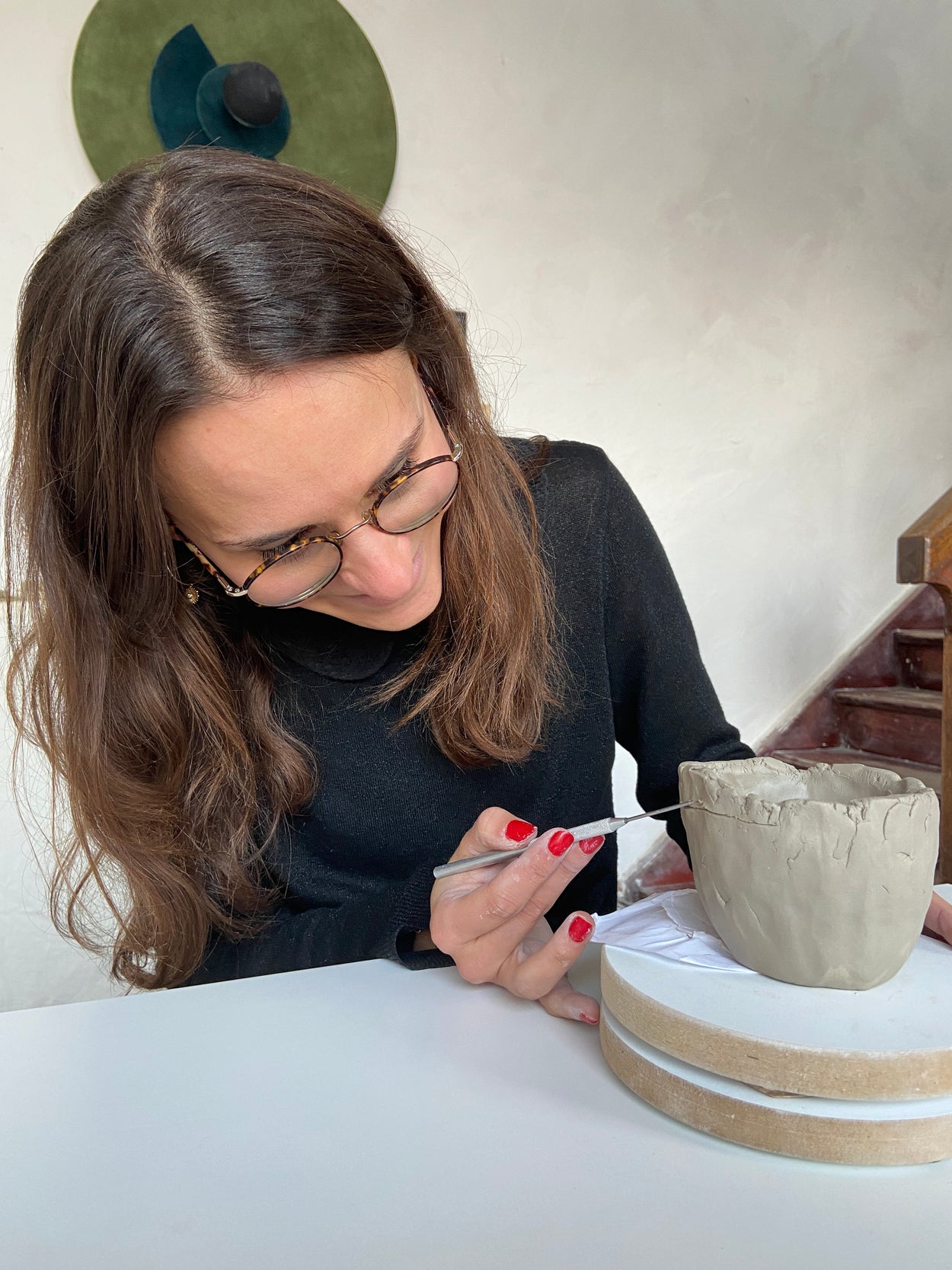 Fabrication d'un bol en poterie par une femme