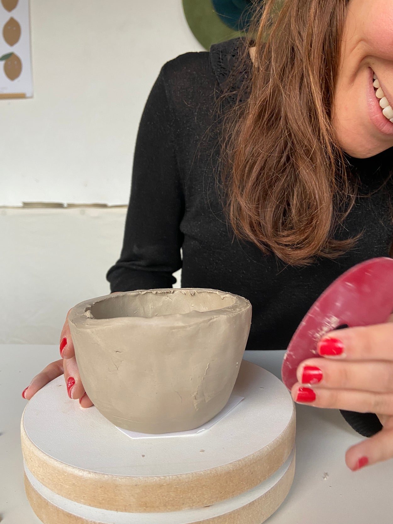 lissage d'une tasse faites à la main
