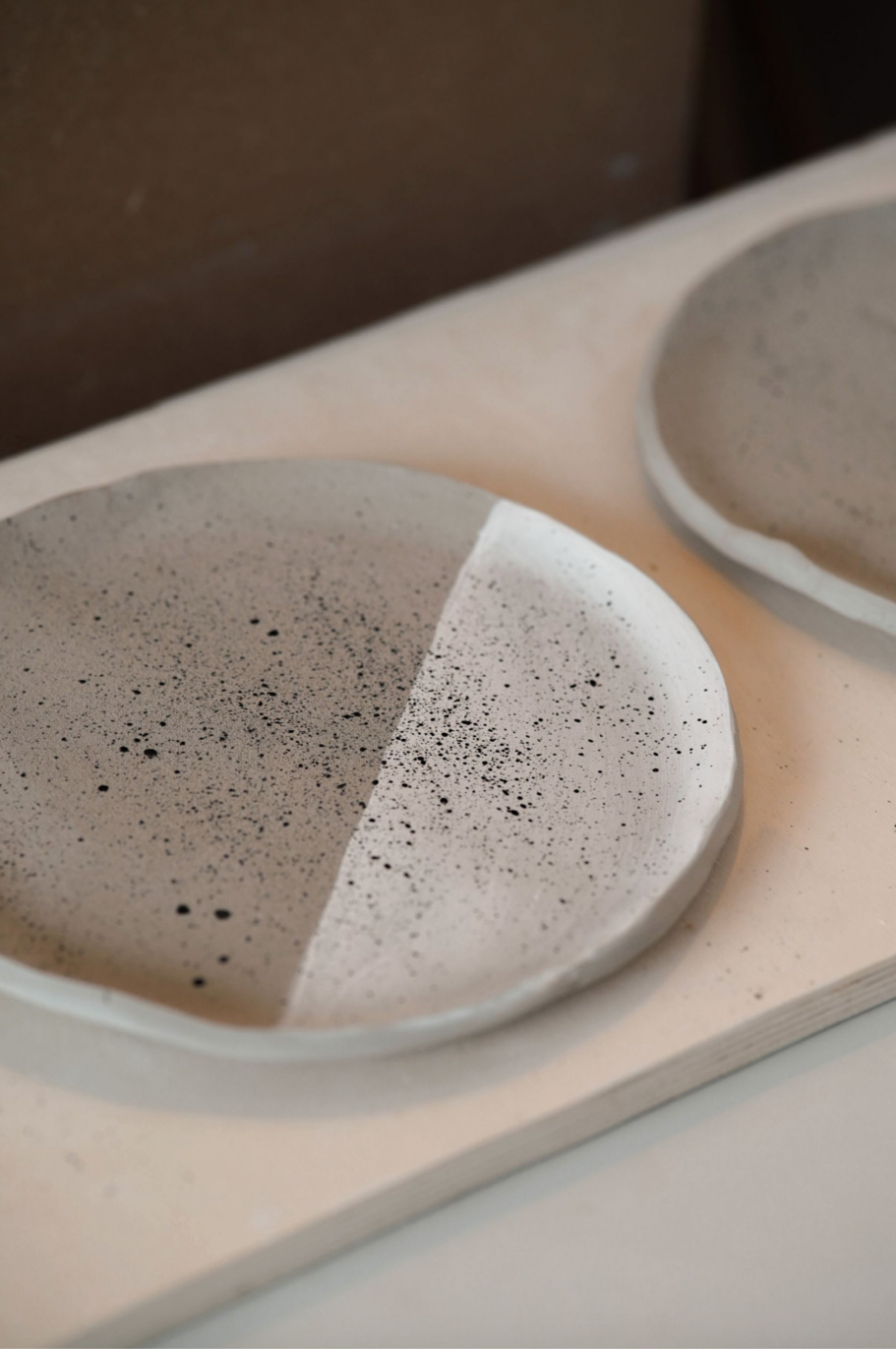 Lot d'assiette blanc et beige avec des points noirs