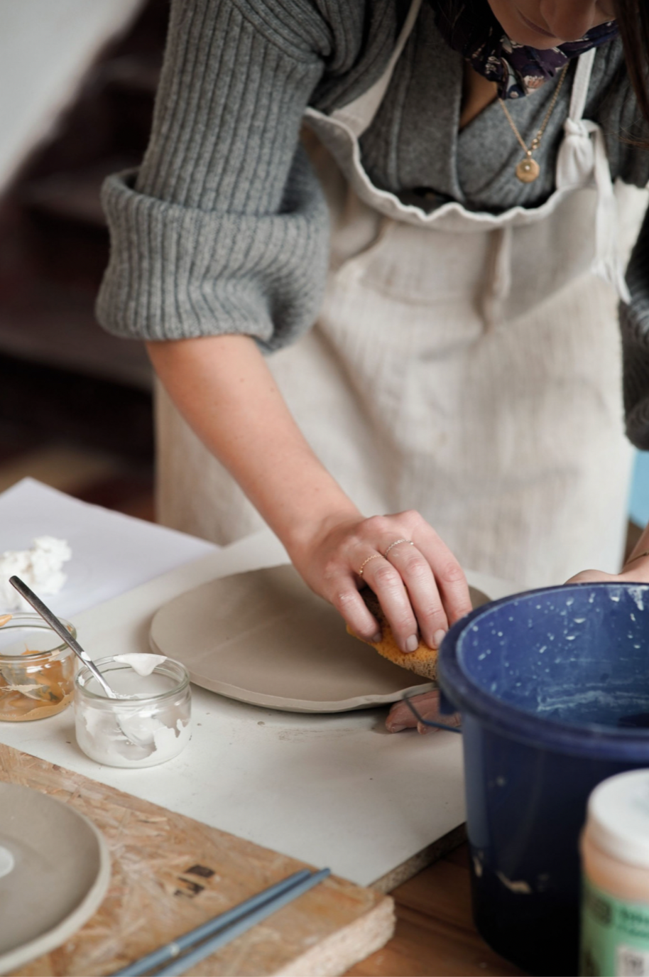 Nettoyage d'une assiette faites en ceramique au cours d'un atelier Florine est Micheline à Lille