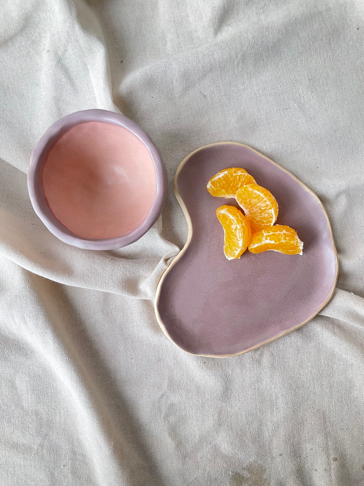 photo vue du dessus d'une tasse et d'une assiette content des clementine.
Les objets ont été fabriqué par Florine est Micheline ceramiste à Lille