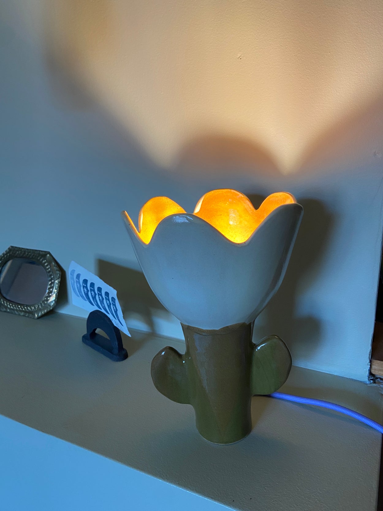 Lampe tulipe en céramique allumée 