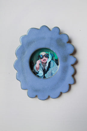 Cadre photo rond et dentele bleu avec au centre une photo de bébé