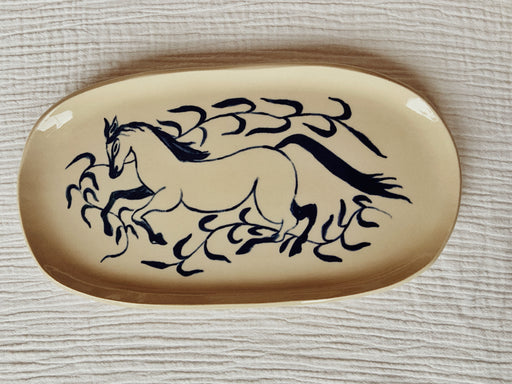 plat de service en céramique représentant un cheval 