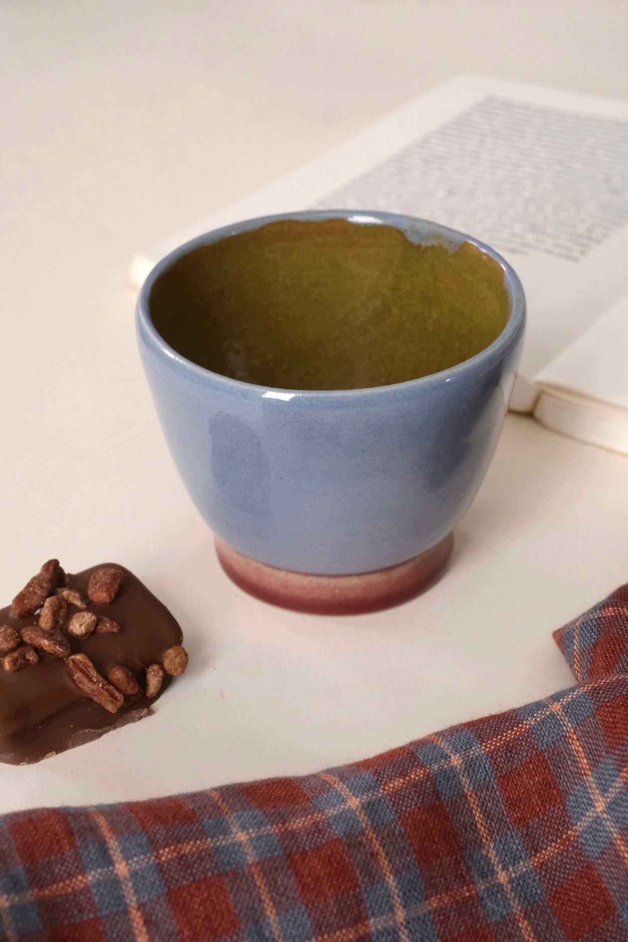 tasse réalisée par Florine est Micheline, émaux bleu, olive et pied de la tasse coloris prune