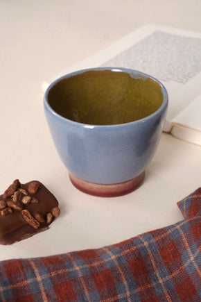 tasse réalisée par Florine est Micheline, émaux bleu, olive et pied de la tasse coloris prune