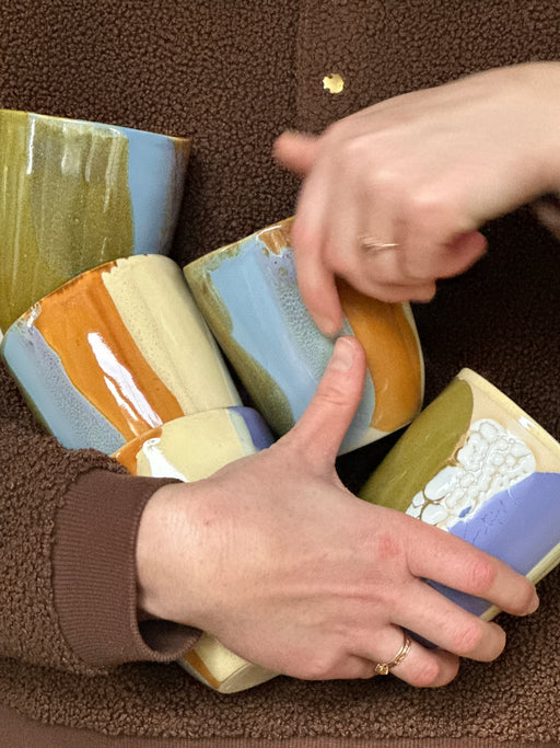 lot de plusieurs tasses multicolores en céramique 