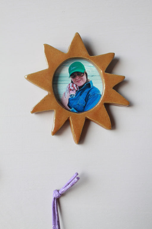 Cadre photo soleil orange contenant une photo