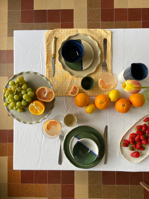 Ensemble de gouter crée par Florine est Micheline. Les assiettes sont mise en scène avec de fruits tels que des oranges, raisin et citron