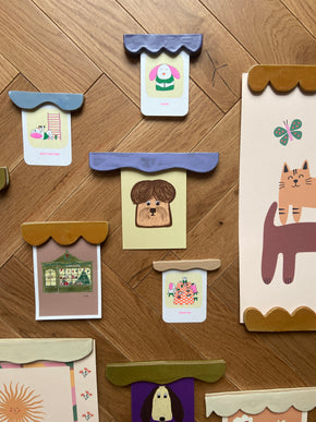 Ensemble de portes affiches réalisés par Florine est Micheline sur un parquet chevron