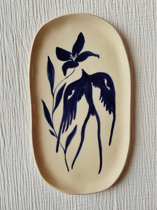 plat de service en céramique représentant un oiseau et une fleur 