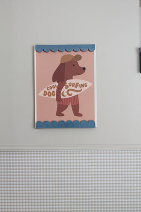 Porte affiche complet bleu contenant une affiche représentant un chien allant surfer