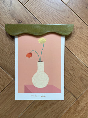 Porte affiche verte portant une affiche représentant un vase de Florine est Micheline