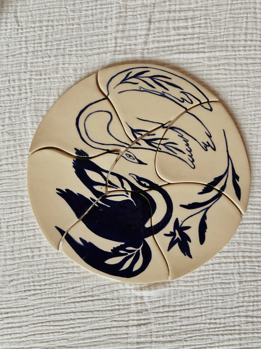 puzzle en céramique représentant le dessin de cygnes 