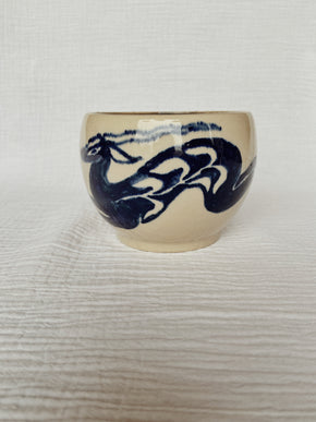 tasse en céramique représentant une biche 