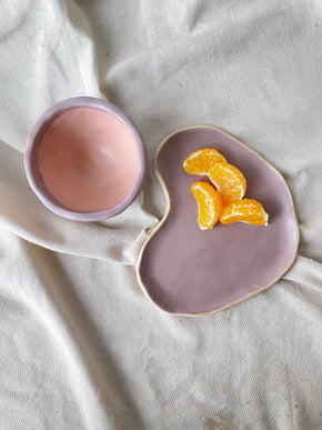 photo vue du dessus d'une tasse et d'une assiette content des clementine.
Les objets ont été fabriqué par Florine est Micheline ceramiste à Lille